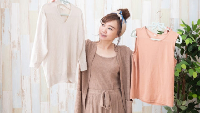 自宅で服を選ぶ女性
