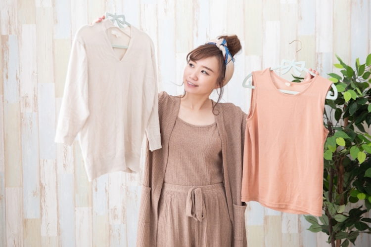 自宅で服を選ぶ女性