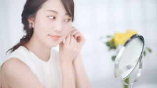 イヤリングをつける女性