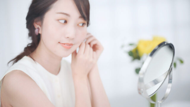 イヤリングをつける女性