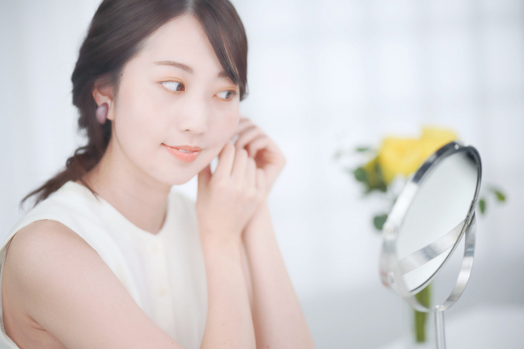 イヤリングをつける女性