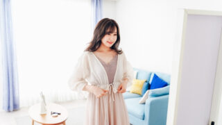 お洒落な服を着る女性