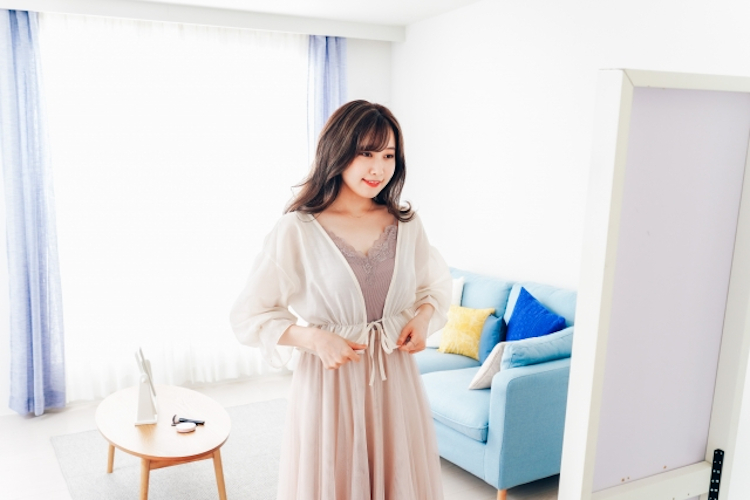 お洒落な服を着る女性