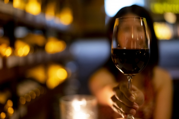 バーで乾杯する女性