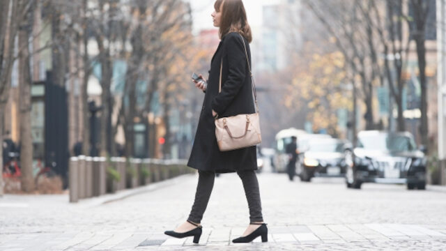 ロングコートの女性