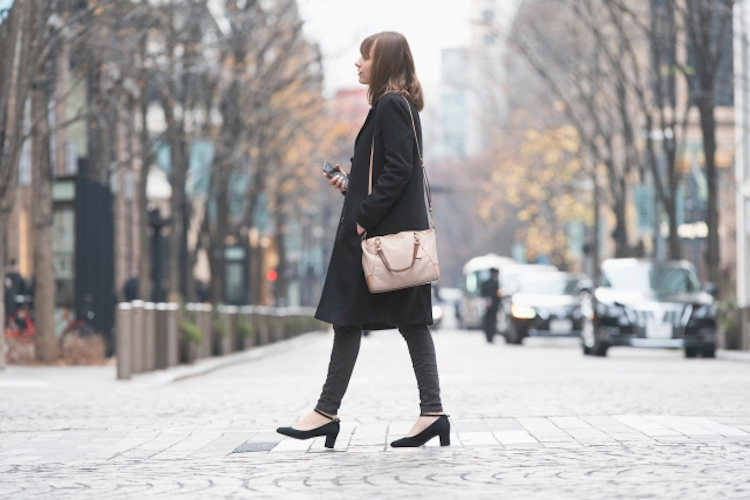 ロングコートの女性