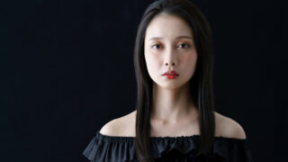 黒い服を着る女性