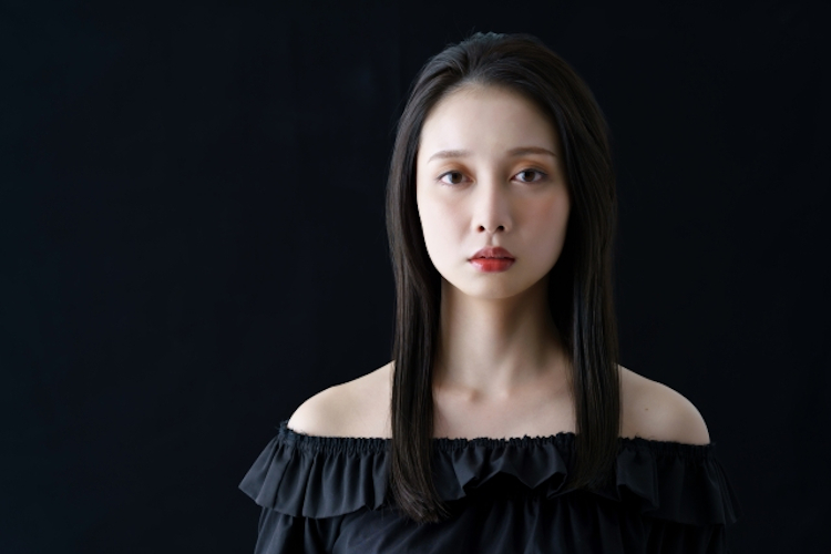 黒い服を着る女性