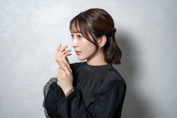 黒い服を着る女性