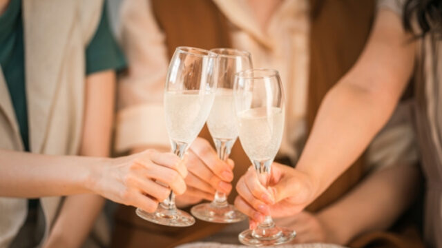 乾杯するママ友