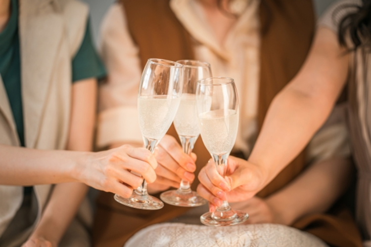 乾杯するママ友